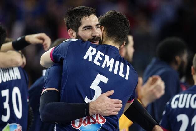 180128 Frankrikes Nikola Karabatic och Nedim Remili jublar efter vinsten i bronsmatchen mellan Danmark och Frankrike under Handbolls-EM 2018 den 28 januari 2018 i Zagreb. Copyright: FREDRIKxVARFJELL BB180128FV065