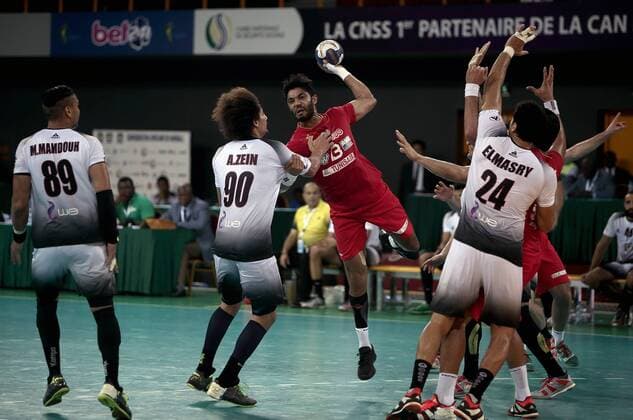 A Tunisian (C) player in the Egyptian defense, in the final of the 23rd African Handball Cup at the Libreville Sports Palace, on January 27, 2018, won by the Tunisians. Tunisia-Egypt: 26-24 Libreville Gabon Copyright: xOlivierxEbanga Afrikimages imagox