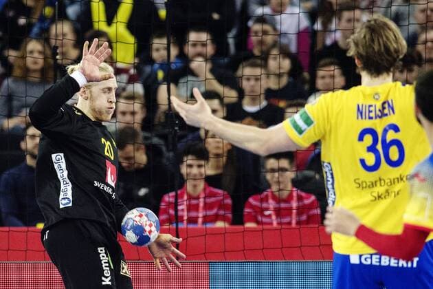 180128 Sveriges malvakt Mikael Appelgren räddar ett skott under finalen mellan Sverige och Spanien under Handbolls-EM 2018 den 28 januari 2018 i Zagreb. Copyright: FREDRIKxVARFJELL BB180128FV091
