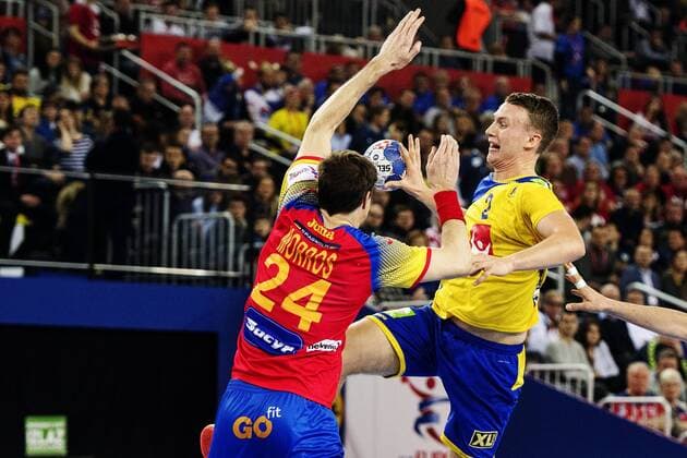 180128 Sveriges Philip Henningsson hoppar mot försvarande Spaniens Viran Morros De Argila under finalen mellan Sverige och Spanien under Handbolls-EM 2018 den 28 januari 2018 i Zagreb. Copyright: FREDRIKxVARFJELL BB180128FV095