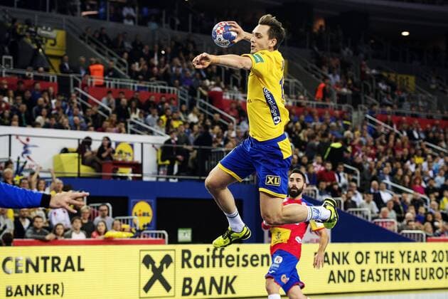 180128 Sveriges Hampus Wanne hoppar för att skjuta under finalen mellan Sverige och Spanien under Handbolls-EM 2018 den 28 januari 2018 i Zagreb. Copyright: FREDRIKxVARFJELL BB180128FV096