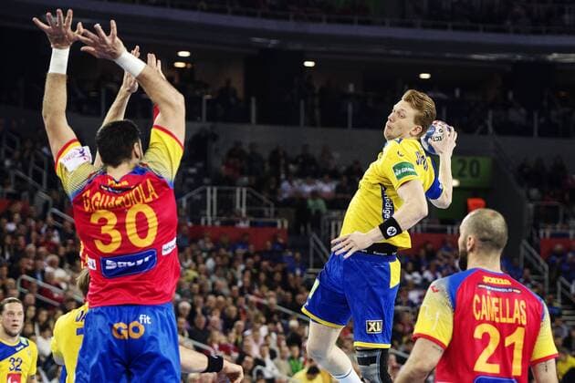 180128 Sveriges Simon Jeppsson hoppar för att skjuta under finalen mellan Sverige och Spanien under Handbolls-EM 2018 den 28 januari 2018 i Zagreb. Copyright: FREDRIKxVARFJELL BB180128FV102