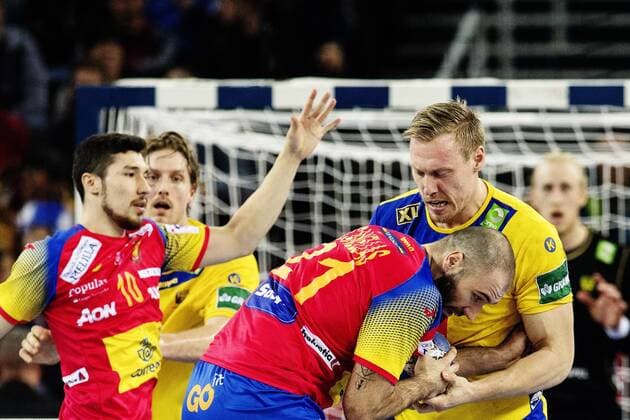 180128 Spaniens Joan Reixach Canellas i kamp om bollen med Sveriges Fredric Pettersson under finalen mellan Sverige och Spanien under Handbolls-EM 2018 den 28 januari 2018 i Zagreb. Copyright: FREDRIKxVARFJELL BB180128FV103