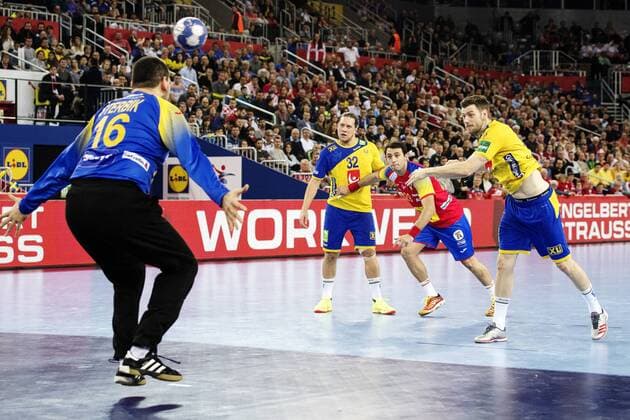 180128 Sveriges Niclas Ekberg gör mal pa straff bakom Spaniens malvakt Arpad Capar Sterbik under finalen mellan Sverige och Spanien under Handbolls-EM 2018 den 28 januari 2018 i Zagreb. Copyright: FREDRIKxVARFJELL BB180128FV106