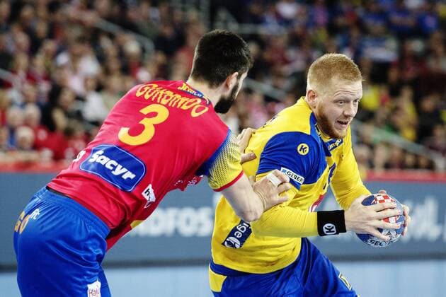 180128 Spaniens Eduardo Gurbindo Martinez i kamp med Sveriges Jim Gottfridsson under finalen mellan Sverige och Spanien under Handbolls-EM 2018 den 28 januari 2018 i Zagreb. Copyright: FREDRIKxVARFJELL BB180128FV108