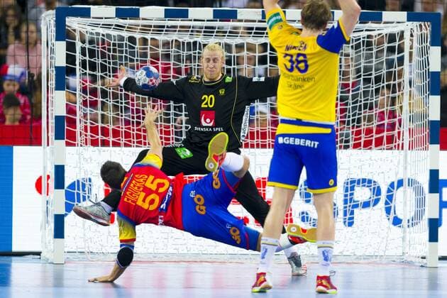 Adrian Figueras (Nr. 55, Spanien) gegen Torhueter Mikael Appelgren (Nr. 20, Schweden) und Jesper Nielsen (Nr. 36, Schweden). Spanien - Schweden, Finale, Handball, EHF Euro 2018, 28.01.18 Zagreb Zagreb Croatia Arena Zagreb Copyright: xAgentur54Gradx xFelixxKoenigx