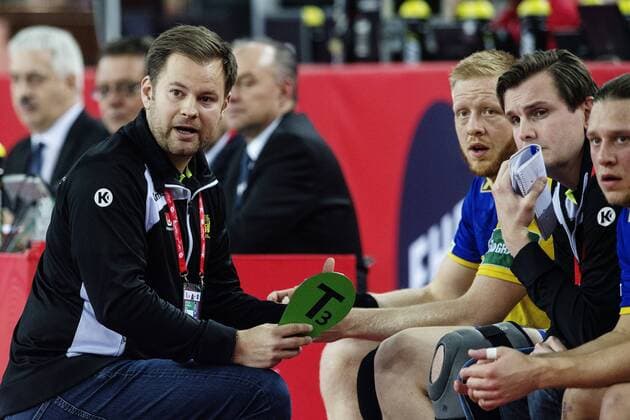 180128 Sveriges förbundskapten Kristjan Andresson med Jim Gottfridsson och assisterande förbundskapten Martin Boquist pa bänken under finalen mellan Sverige och Spanien under Handbolls-EM 2018 den 28 januari 2018 i Zagreb. Copyright: FREDRIKxVARFJELL BB180128FV123