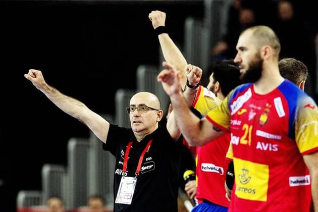 180128 Spaniens förbundskapten Jordi Ribera jublar med spelare pa bänken under finalen mellan Sverige och Spanien under Handbolls-EM 2018 den 28 januari 2018 i Zagreb. Copyright: FREDRIKxVARFJELL BB180128FV141