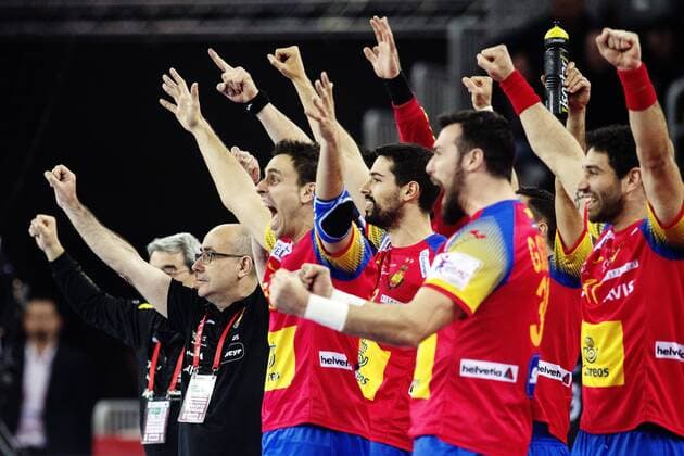Themen der Woche - SPORT Bilder des Tages - SPORT 180128 Spaniens förbundskapten Jordi Ribera jublar med spelare pa bänken under finalen mellan Sverige och Spanien under Handbolls-EM 2018 den 28 januari 2018 i Zagreb. Copyright: FREDRIKxVARFJELL BB180128FV143