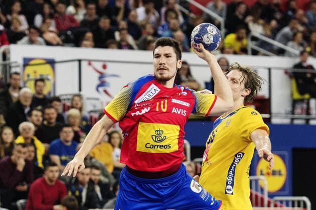 180128 Spaniens Alex Dujshebaev Dovichebaeva gar förbi Sveriges Jesper Nielsen och gör mal under finalen mellan Sverige och Spanien under Handbolls-EM 2018 den 28 januari 2018 i Zagreb. Copyright: FREDRIKxVARFJELL BB180128FV144