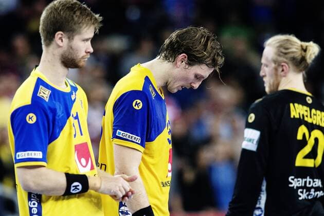 180128 Sveriges Viktor Östlund och Jesper Nielsen deppar efter förlusten i finalen mellan Sverige och Spanien under Handbolls-EM 2018 den 28 januari 2018 i Zagreb. Copyright: FREDRIKxVARFJELL BB180128FV148