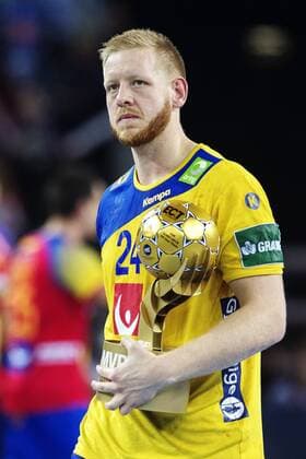 180128 Sveriges Jim Gottfridsson med pokalen han fatt för utmärkelsen turneringens viktigaste spelare under finalen mellan Sverige och Spanien under Handbolls-EM 2018 den 28 januari 2018 i Zagreb. Copyright: FREDRIKxVARFJELL BB180128FV151