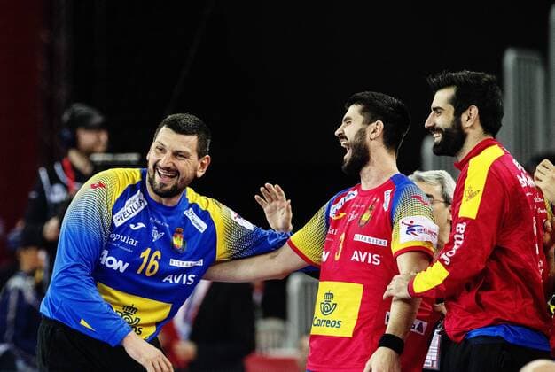 180128 Spaniens Arpad Capar Sterbik jublar med Eduardo Gurbindo Martinez under finalen mellan Sverige och Spanien under Handbolls-EM 2018 den 28 januari 2018 i Zagreb. Copyright: FREDRIKxVARFJELL BB180128FV154