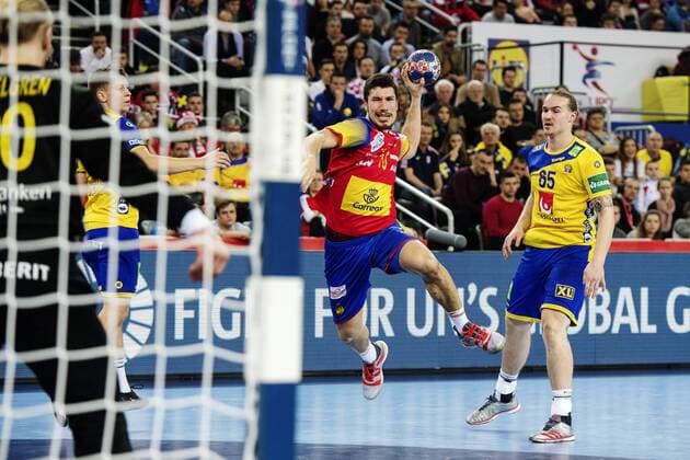 Bilder des Tages - SPORT 180128 Spaniens Alex Dujshebaev Dovichebaeva gör mal framför Sveriges Lukas Nilsson under finalen mellan Sverige och Spanien under Handbolls-EM 2018 den 28 januari 2018 i Zagreb. Copyright: FREDRIKxVARFJELL BB180128FV158