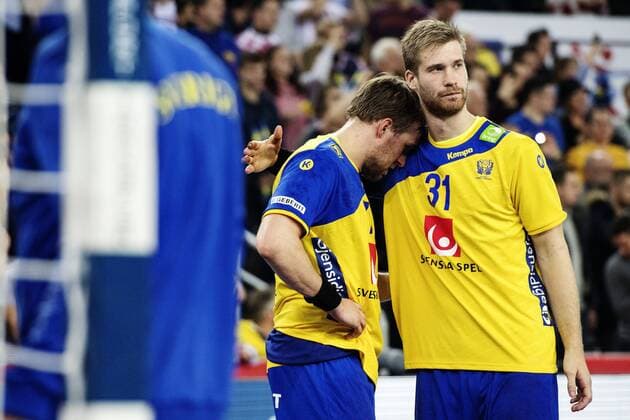 180128 Sveriges Max Darj och Viktor Östlund deppar efter förlusten i finalen mellan Sverige och Spanien under Handbolls-EM 2018 den 28 januari 2018 i Zagreb. Copyright: FREDRIKxVARFJELL BB180128FV160
