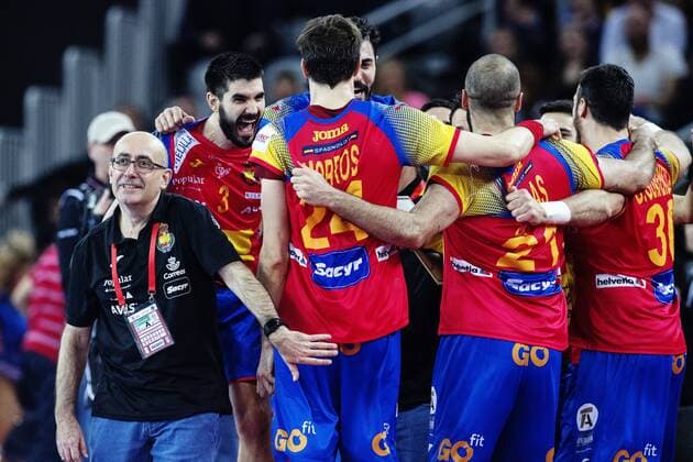 180128 Spaniens förbundskapten Jordi Ribera och spelare jublar efter vinsten i finalen mellan Sverige och Spanien under Handbolls-EM 2018 den 28 januari 2018 i Zagreb. Copyright: FREDRIKxVARFJELL BB180128FV168