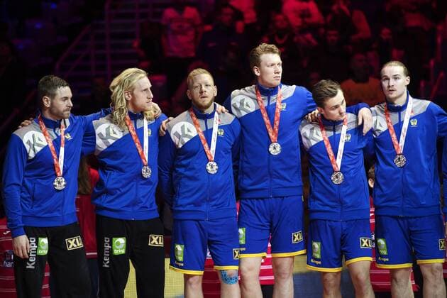 180128 Sveriges malvakt Andreas Palicka, malvakt Mikael Appelgren, Jim Gottfridsson, Simon Jeppsson och Lukas Nilsson deppar med sina silvermedaljer runt halsen vid prisutdelningen under finalen mellan Sverige och Spanien under Handbolls-EM 2018 den 28 januari 2018 i Zagreb. Copyright: FREDRIKxVARFJELL BB180128FV169