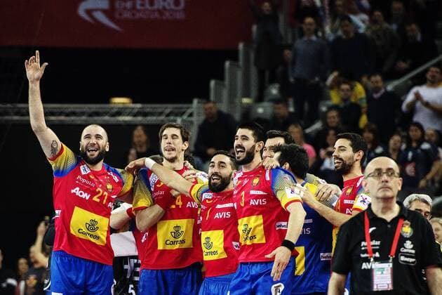 180128 Spaniens spelare jublar under finalen mellan Sverige och Spanien under Handbolls-EM 2018 den 28 januari 2018 i Zagreb. Copyright: FREDRIKxVARFJELL BB180128FV170