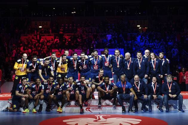 180128 Frankrikes spelare poserar för en bild med sina bronsmedaljer vid prisutdelningen efter finalen mellan Sverige och Spanien under Handbolls-EM 2018 den 28 januari 2018 i Zagreb. Copyright: FREDRIKxVARFJELL BB180128FV171