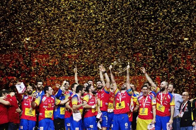 Bilder des Tages - SPORT Handball EM Finale, Spanien ist Europameister 180128 Spaniens lag jublar i guldkonfetti med pokalen vid prisutdelningen efter finalen mellan Sverige och Spanien under Handbolls-EM 2018 den 28 januari 2018 i Zagreb. Copyright: FREDRIKxVARFJELL BB180128FV174