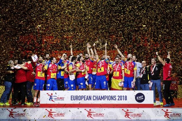 Bilder des Tages - SPORT Handball EM Finale, Spanien ist Europameister 180128 Spaniens lag jublar i guldkonfetti med pokalen vid prisutdelningen efter finalen mellan Sverige och Spanien under Handbolls-EM 2018 den 28 januari 2018 i Zagreb. Copyright: FREDRIKxVARFJELL BB180128FV175