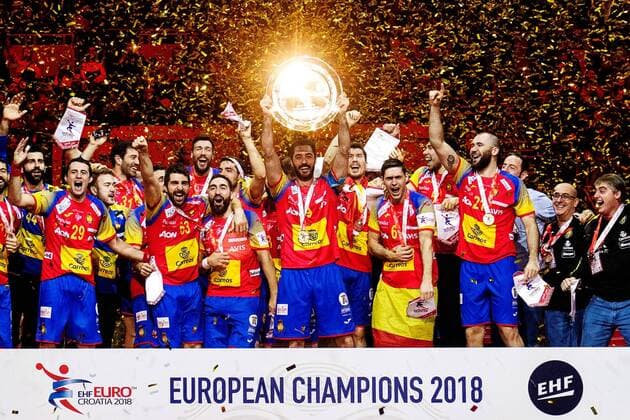 Bilder des Tages - SPORT Handball EM Finale, Spanien ist Europameister 180128 Spaniens lag jublar i guldkonfetti med pokalen vid prisutdelningen efter finalen mellan Sverige och Spanien under Handbolls-EM 2018 den 28 januari 2018 i Zagreb. Copyright: FREDRIKxVARFJELL BB180128ZP055