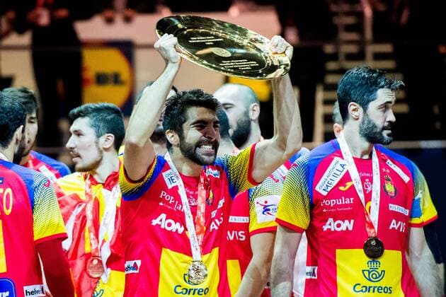 Handball EM Finale, Spanien ist Europameister 180128 Spaniens David Balaguer Romeu och Raul Entrerrios Rodriguez jublar med pokalen vid prisutdelningen efter finalen mellan Sverige och Spanien under Handbolls-EM 2018 den 28 januari 2018 i Zagreb. Copyright: FREDRIKxVARFJELL BB180128FV195