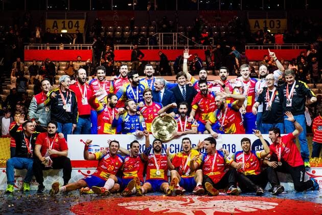 Handball EM Finale, Spanien ist Europameister 180128 Spaniens lag jublar med pokalen vid prisutdelningen efter finalen mellan Sverige och Spanien under Handbolls-EM 2018 den 28 januari 2018 i Zagreb. Copyright: FREDRIKxVARFJELL BB180128FV196