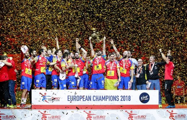 Handball EM Finale, Spanien ist Europameister HANDBALL - EHF EURO 2018, ESP vs SWE ZAGREB,CROATIA,28.JAN.18 - HANDBALL - EHF European Championship EM Europameisterschaft final, Spain vs Sweden, award ceremony. Image shows the rejoicing of Spain. Keywords: trophy. GEPAxpictures xMaticxKlansek