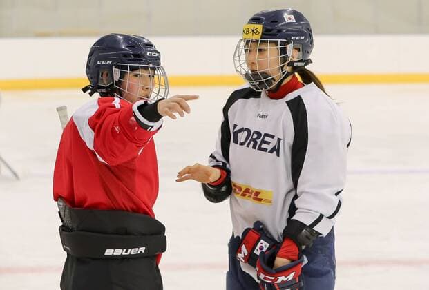 Themen der Woche - SPORT Bilder des Tages - SPORT South-North Korea women s Ice hockey Eishockey team, Jan 28, 2018 : A North Korean player (L) and a South Korean player talk during their training session of a joint South-North Korea women s ice hockey team at the Jincheon National Training Center in Jincheon, southeast of Seoul, South Korea. The joint Korean women s ice hockey team had the first training together on Sunday. The two Koreas have put together an unified team of 35 players for the upcoming 2018 PyeongChang Winter Olympics. Twelve North Korean players joined 23 South Korean players. EDITORIAL USE ONLY  (81723740st)