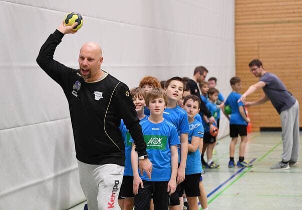 Handball 30.01.2018 DHB Sportdirektor und E-Jugend Trainer bei der Spvgg Moessingen Axel Kromer (li) und Markus Gaugisch (hinten re) beim Training Moessingen