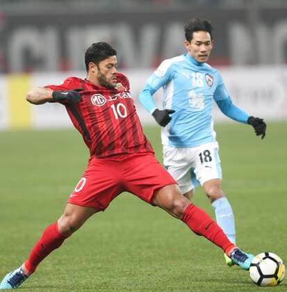 (180131) -- SHANGHAI, Jan. 31, 2018 -- Hulk (L) of China s Shanghai SIPG FC vies with Chaiyawat Buran of Thailand s Chiangrai United during their AFC Champions League qualification match in Shanghai, east China, Jan. 30, 2018. Shanghai SIPG FC won 1-0.) (SP)CHINA-SHANGHAI-SOCCER-AFC CHAMPIONS LEAGUE-QUALIFICATION-SHA VS CHI(CN) DingxTing 
