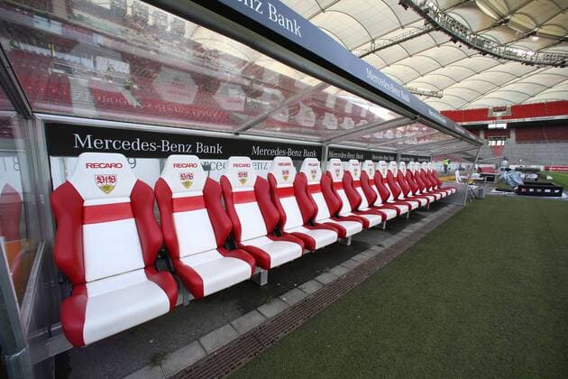 Fußball, Stadiongeschichte VfB Stuttgart 27.01.2018, Fussball GER, 1. Bundesliga Saison 2017 2018, 20. Spieltag, VfB Stuttgart - FC Schalke 04 0:2, Mercedes Benz Arena, Innenansicht mit Trainer und Ersatzbank