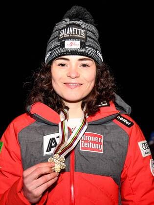 ALPINE SKIING - FIS Alpine Junior World Ski Championships dAVOS,SWITZERLAND,31.JAN.18 - ALPINE SKIING - FIS Alpine Junior World Ski Championships Davos 2018, award cermony, ladies. Image shows Julia Scheib (AUT) with her gold medal. GEPAxpictures xOliverxLerch