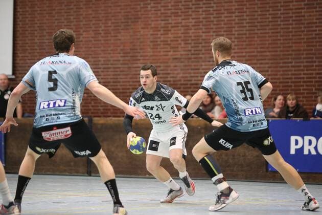 DHK Flensborg vs THW Kiel, Handball, Testspiel, 31.01.18 Mika Zarabec (THW Kiel, 24) gegen Malte Jessen (DHK Flensborg, 05) und Tjark Desler (DHK Flensborg, 35)