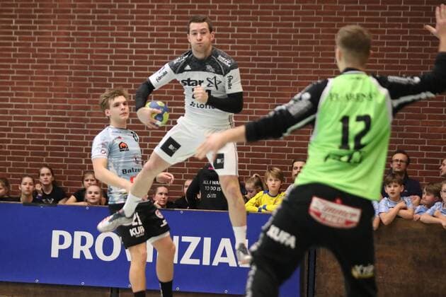 DHK Flensborg vs THW Kiel, Handball, Testspiel, 31.01.18 Mika Zarabec (THW Kiel, 24) gegen Paul Weidner (DHK Flensborg, 12)