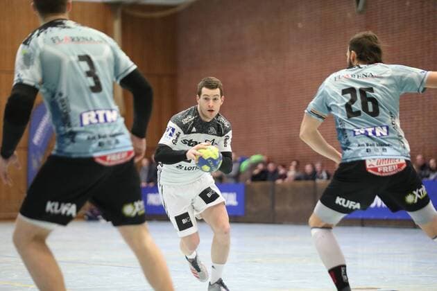 DHK Flensborg vs THW Kiel, Handball, Testspiel, 31.01.18 Mika Zarabec (THW Kiel, 24) gegen Sjoeren Toelle (DHK Flensborg, 26) und Ole Zakrzewski (DHK Flensborg, 03)