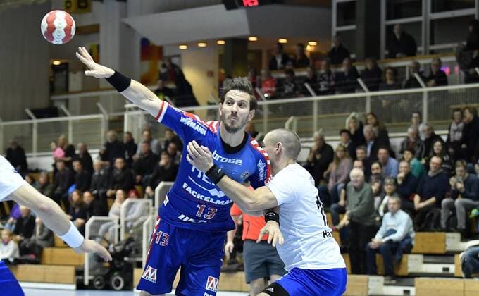 01.02.2018 - Handball - Saison 2017 2018 - Testspiel - Freundschaftsspiel : HC Erlangen HCE - ThSV Eisenach - - Michael Haaß Haass (13, HC Erlangen HCE ) gegen Eisnach 19 ( rechts )
