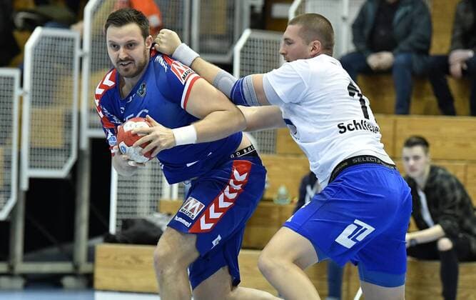 01.02.2018 - Handball - Saison 2017 2018 - Testspiel - Freundschaftsspiel : HC Erlangen HCE - ThSV Eisenach - - Jonas Thümmler Thuemmler (46, HC Erlangen HCE ) Marcel Schliedermann (17, ThSV Eisenach , rechts )