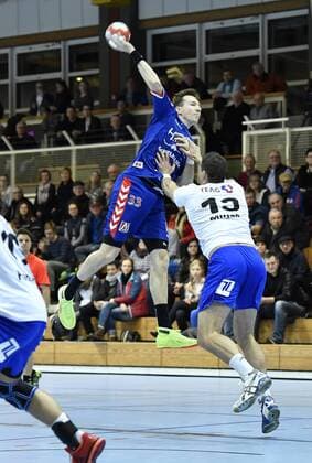 01.02.2018 - Handball - Saison 2017 2018 - Testspiel - Freundschaftsspiel : HC Erlangen HCE - ThSV Eisenach - - Nikolai Link (33, HC Erlangen HCE ) Matthias Gerlich (10, ThSV Eisenach , rechts )
