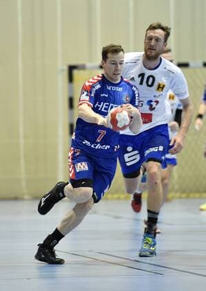 01.02.2018 - Handball - Saison 2017 2018 - Testspiel - Freundschaftsspiel : HC Erlangen HCE - ThSV Eisenach - - Jonas Link (7, HC Erlangen HCE ) vor Matthias Gerlich (10, ThSV Eisenach )