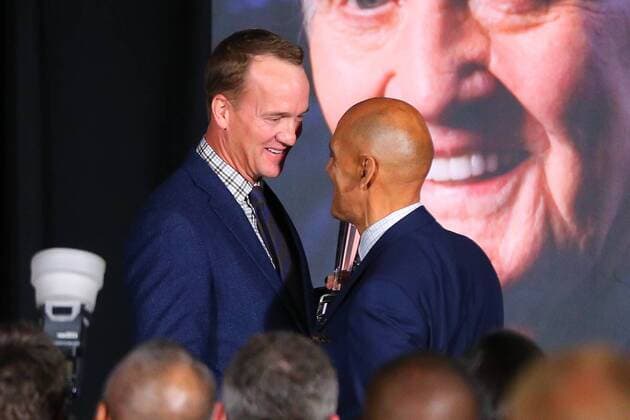 BLOOMINGTON, MN - FEBRUARY 01: Peyton Manning hugs Tony Dungy the Pat Summerall Award winner during the Legends for Charity Dinner during Super Bowl LII week on February 1, 2018, at the Hyatt Regency Minneapolis, in Downtown Minneapolis, MN. (Photo by Rich Graessle Icon Sportswire) NFL American Football Herren USA FEB 01 Super Bowl LII Preview - Legends for Charity Dinner Icon020118514 EDITORIAL USE ONLY