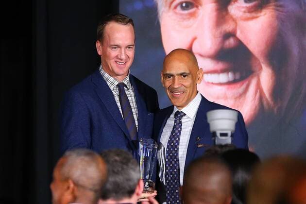 Bilder des Tages - SPORT BLOOMINGTON, MN - FEBRUARY 01: Peyton Manning poses with Tony Dungy the Pat Summerall Award winner during the Legends for Charity Dinner during Super Bowl LII week on February 1, 2018, at the Hyatt Regency Minneapolis, in Downtown Minneapolis, MN. (Photo by Rich Graessle Icon Sportswire) NFL American Football Herren USA FEB 01 Super Bowl LII Preview - Legends for Charity Dinner Icon020118515 EDITORIAL USE ONLY