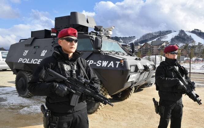 Themen der Woche - SPORT Bilder des Tages - SPORT Pyeongchang Olympics Police stand guard by an armored vehicle near an Olympic venue in Pyeongchang, South Korea, on Feb. 2, 2018. 