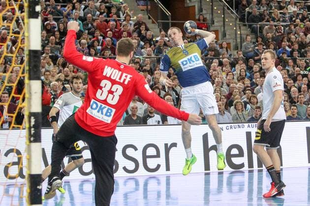 DHB All Star Game Handball Leipzig, 02.02.2018, Arena Leipzig, Handball, DHB All Star Game 2018 , Im Bild v.l.: Torhüter Andreas Wolff (Deutschland) und Holger Glandorf (All Stars) ,