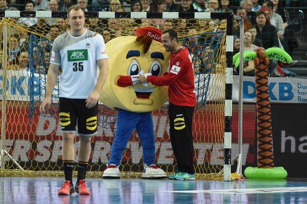 Handball, Herren, 1. Bundesliga, Saison 2017 18, All-Star Spiel, Nationalmannschaft - HBL Weltauswahl, TW Silvio Heinevetter (Nr. 12, Deutschland) mit Maskottchen Rollo (T Hüttenberg), 02.02.18, Copyright: xMichaelxHundtx xMatthiasxKochx