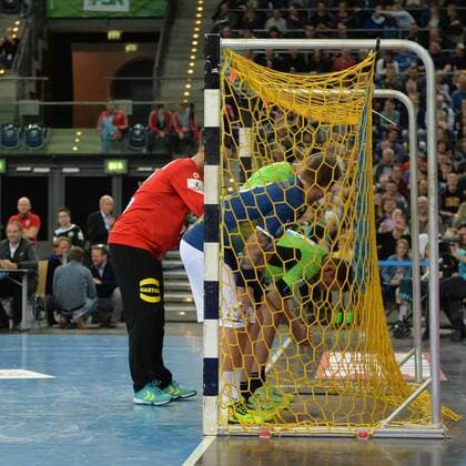 Handball, Herren, 1. Bundesliga, Saison 2017 18, All-Star Spiel, Nationalmannschaft - HBL Weltauswahl, TW Silvio Heinevetter (Nr. 12, Deutschland) und Christoph Theuerkauf (TBV Lemgo) stellen die beiden Schiedsrichter Robert Schulze und Tobias Tönnies ins Tor, 02.02.18, Copyright: xMichaelxHundtx xMatthiasxKochx