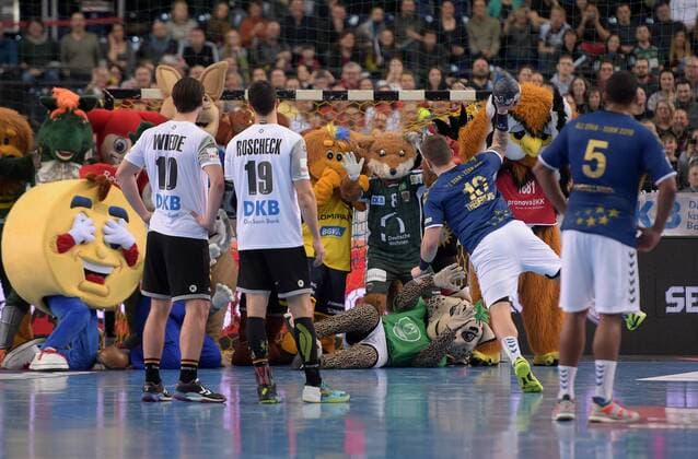 Bilder des Tages - SPORT Christoph Theuerkauf (All Star 13) beim Siebenmeter gegen die Maskottchen beim All Star Game 2018 im Handball - Deutsche Nationalmannschaft gegen Bundesliga-Auswahl am 02.02.2018 in Leipzig (Sachsen). Leipzig Copyright: xEIBNER ChristianxModlax EP_CMA