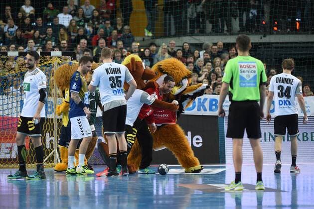 Handball, Herren, 1. Bundesliga, Saison 2017 18, All-Star Spiel, Nationalmannschaft - HBL Weltauswahl, TW Silvio Heinevetter (Nr. 12, Deutschland) wird von den Maskottchen vom Feld geführt, 02.02.18, Copyright: xMichaelxHundtx xMatthiasxKochx