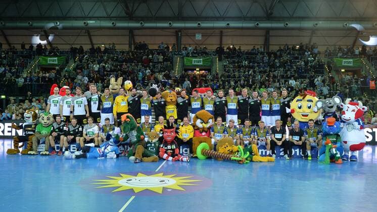 Handball, Herren, 1. Bundesliga, Saison 2017 18, All-Star Spiel, Nationalmannschaft - HBL Weltauswahl, Jubel nach dem Abpfiff, Gruppenfoto mit den beiden Mannschaften und den Maskottchen der Bundesliga-Mannschaften, 02.02.18, Copyright: xMichaelxHundtx xMatthiasxKochx